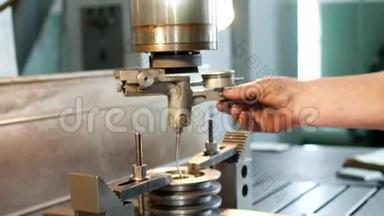 男子专家检查测量工具钻金属滑轮，小企业，滑轮